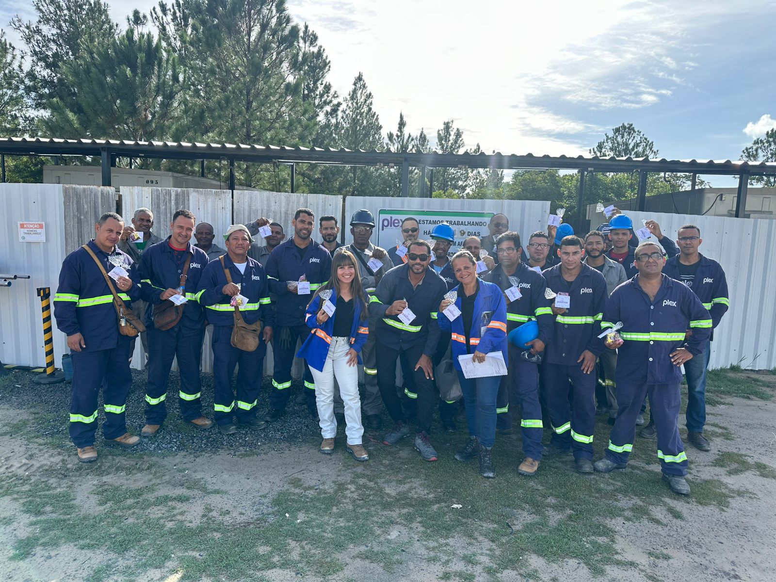 Equipe da Eficen reunida em frente à área de obra